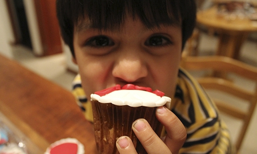 paso-a-paso-como-se-come-un-cupcake